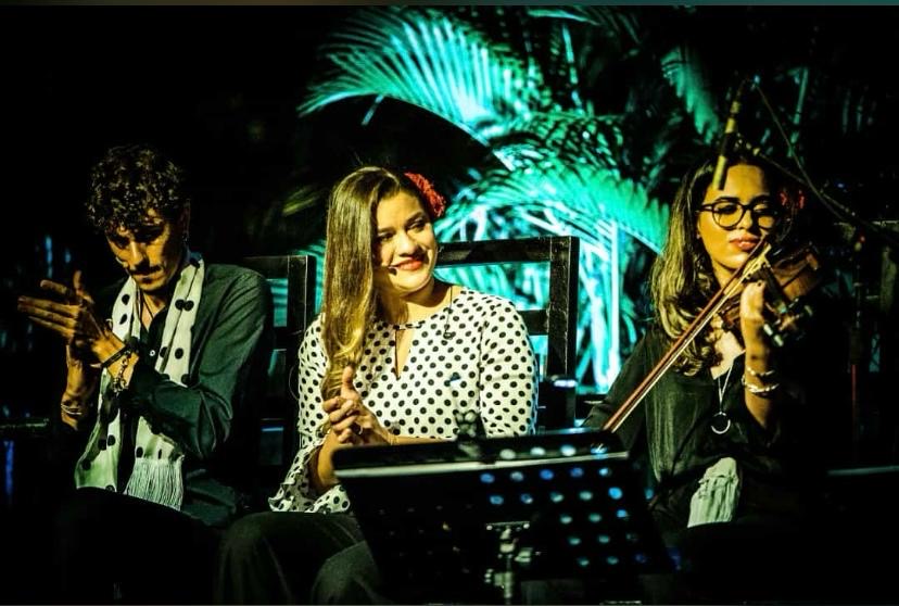 Trío en escena con ambiente tropical