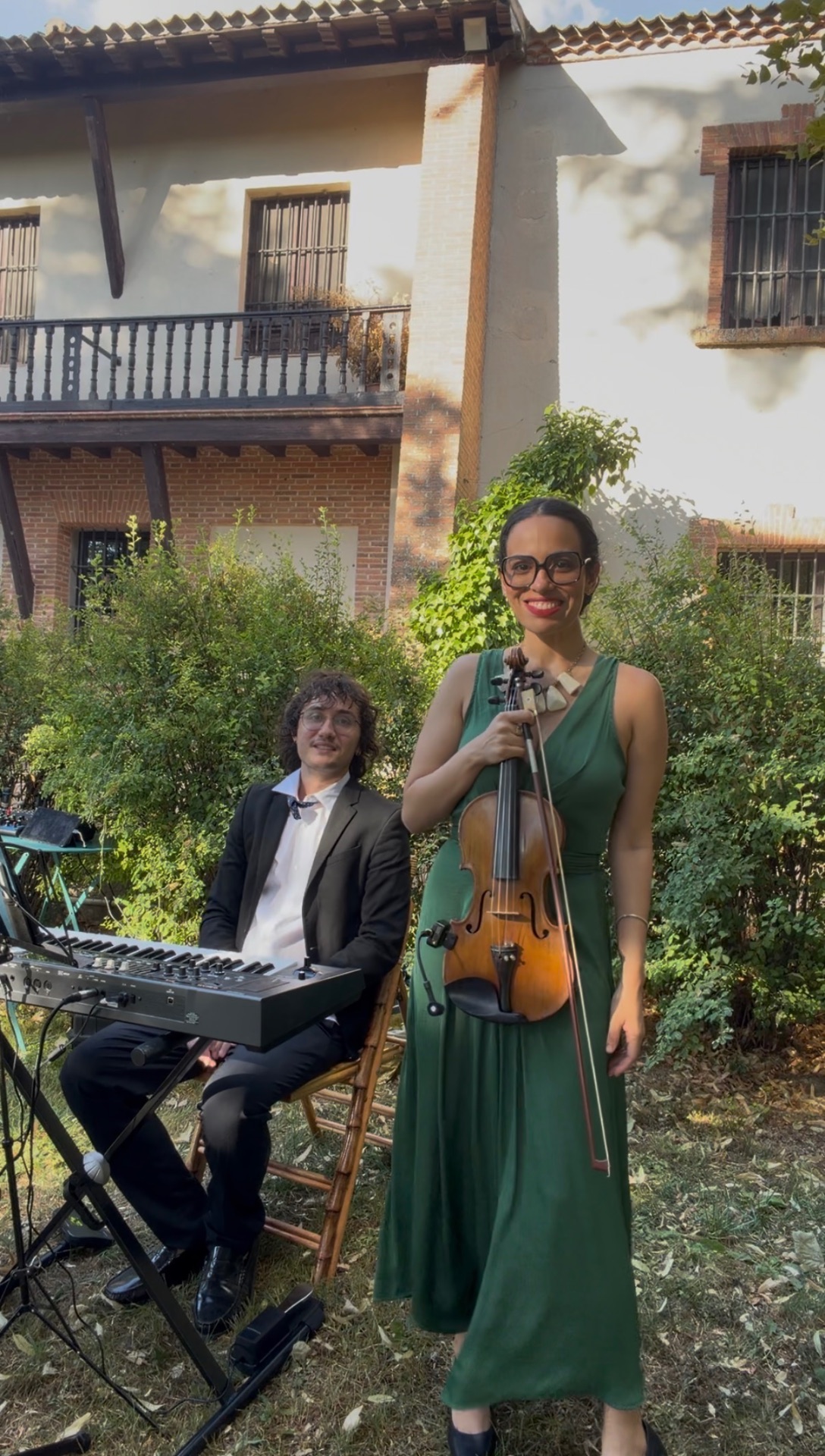 Liana con violín y pianista en jardín