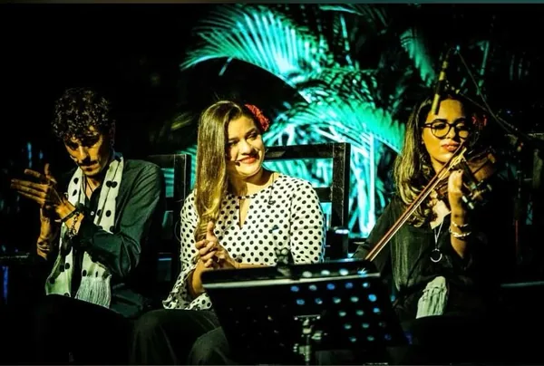 Trío en escena con ambiente tropical