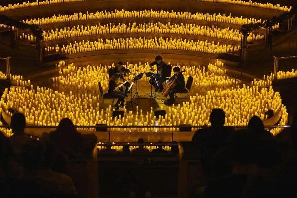 Concierto Candlelight — cuarteto rodeado de velas