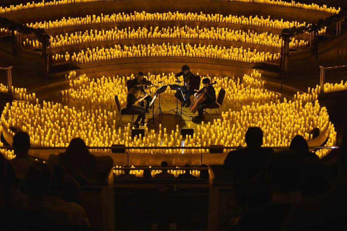 Concierto Candlelight — cuarteto rodeado de velas