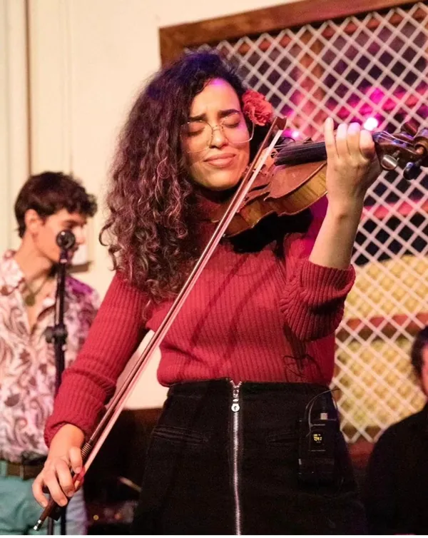 Lia Violinista interpretando con una flor en el pelo