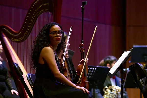 Liana en orquesta — fondo burdeos