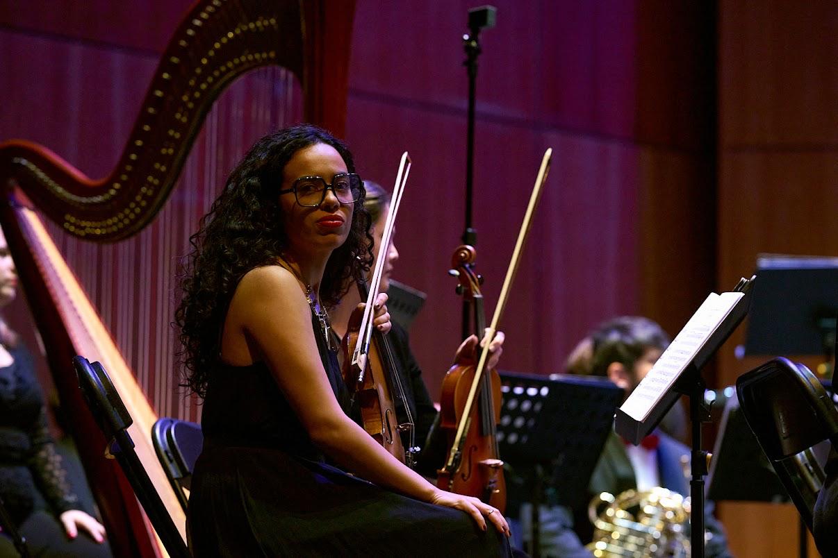 Liana en orquesta — fondo burdeos