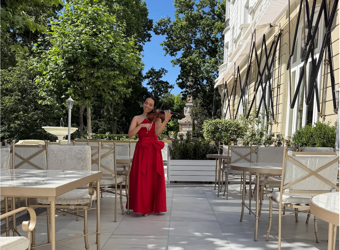 Lia Violin con violín en el Hotel Ritz, Madrid